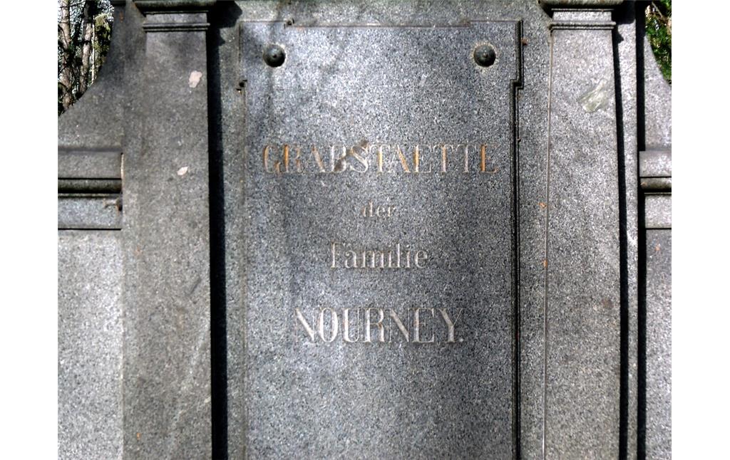 Zentrale Inschrift an der Grabstätte der Familie Nourney auf der sogenannten "Millionenallee" auf dem Melatenfriedhof in Köln-Lindenthal (2020).
