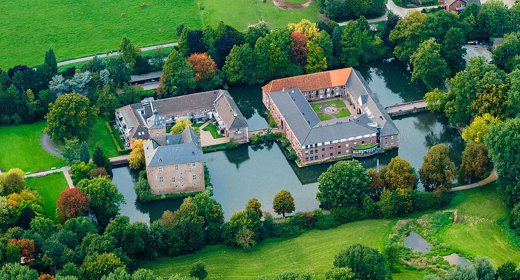 Burg Trips bei Geilenkirchen (2015), Luftaufnahme des heutigen Wasserschlosses von Südosten.