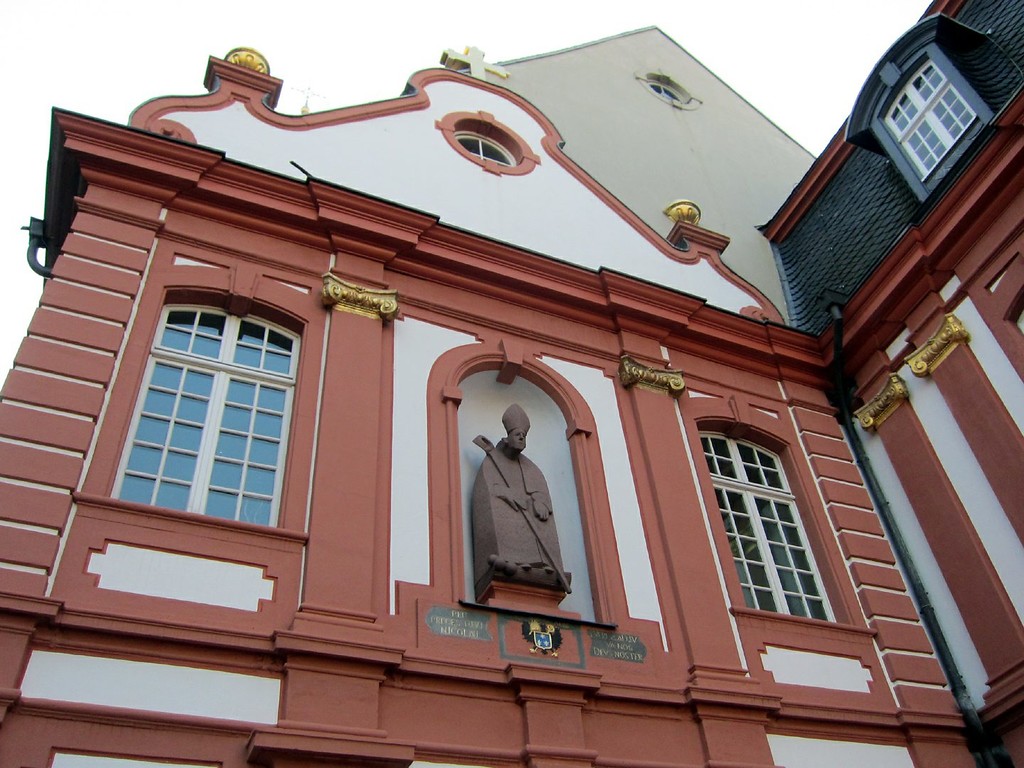 Ehemalige Benediktinerabtei Brauweiler, ehemalige Stiftskirche St. Nikolaus mit Figur über dem Portal (2011).
