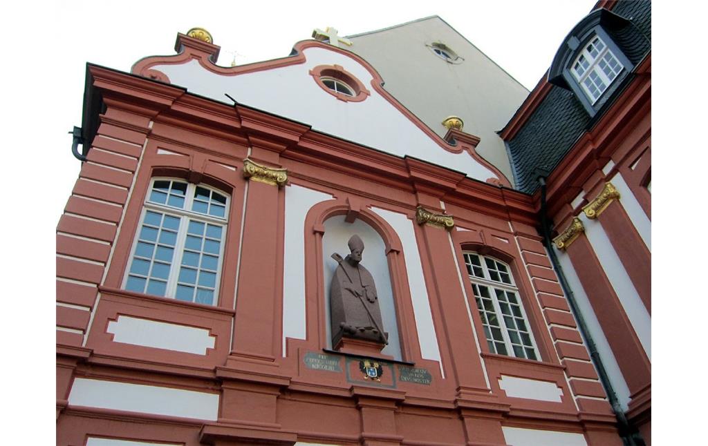 Ehemalige Benediktinerabtei Brauweiler, ehemalige Stiftskirche St. Nikolaus mit Figur über dem Portal (2011).