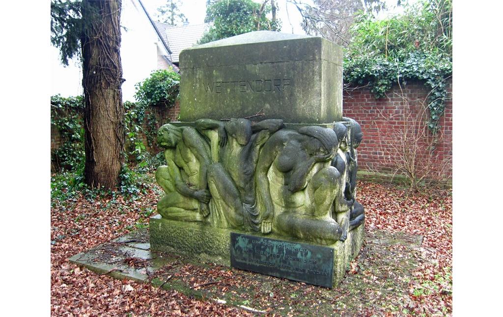 Südliche Ansicht des durch den deutsch-jüdischen Bildhauer Benno Elkan (1877-1960) geschaffenen Grabdenkmals (Großstein) der Familie Ludwig Hans Wettendorf auf dem jüdischen Friedhof Roßweide in Wickrath (2015)