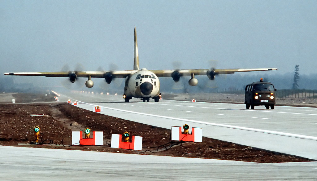NATO-Übung "Highway 84" im März 1984: Ein militärisches Transportflugzeug Lockheed C-130 "Hercules" nach seiner Landung auf dem Notlandeplatz / Behelfsflugplatz auf der Bundesautobahn A 29 am Autobahndreieck Ahlhorner Heide bei Großenkneten (Niedersachsen).