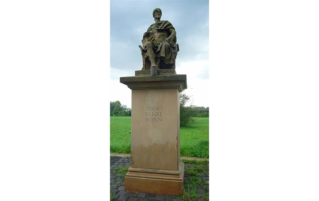Römerdenkmal auf dem Rheindamm bei Bonn-Schwarzrheindorf (2014): Sitzfigur des Kriegsherrn und Staatsmannes Gaius Iulius Caesar (100-44 v. Chr.).