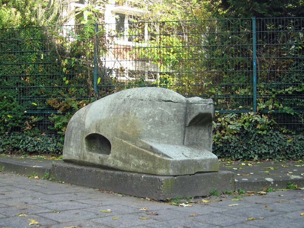 Plastik "Grüne Kuh" von Heribert Kreuzer vor der Katholischen Hauptschule KHS am Großen Griechenmarkt in Köln (2012).