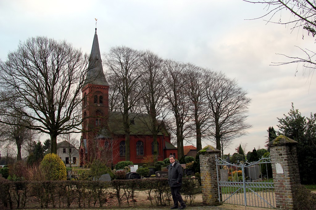 Kirche von Neulouisendorf bei Kalkar mit dem Friedhof im Vordergrund (2013)