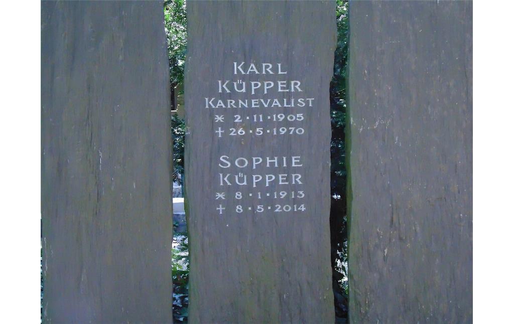 Detailansicht des Grabsteins des Kölner Karnevalisten Karl Küpper und seiner Frau Sophie auf dem Melatenfriedhof (2020)