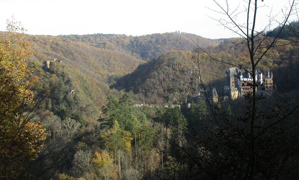 Blick von Nordosten auf die Burgruine Trutzeltz links im Bild und die dieser gegenüber gelegenen Burg Eltz (2020).