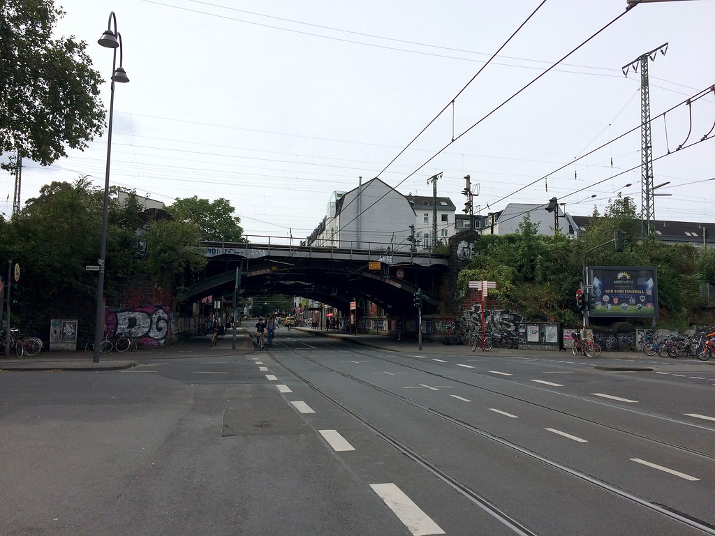 Brücke der Eisenbahnstrecke Köln-Bonn-Koblenz am Bahnhof Köln-Süd, Ansicht von Osten (2019) mit der die Brücke unterquerenden Zülpicher Straße.