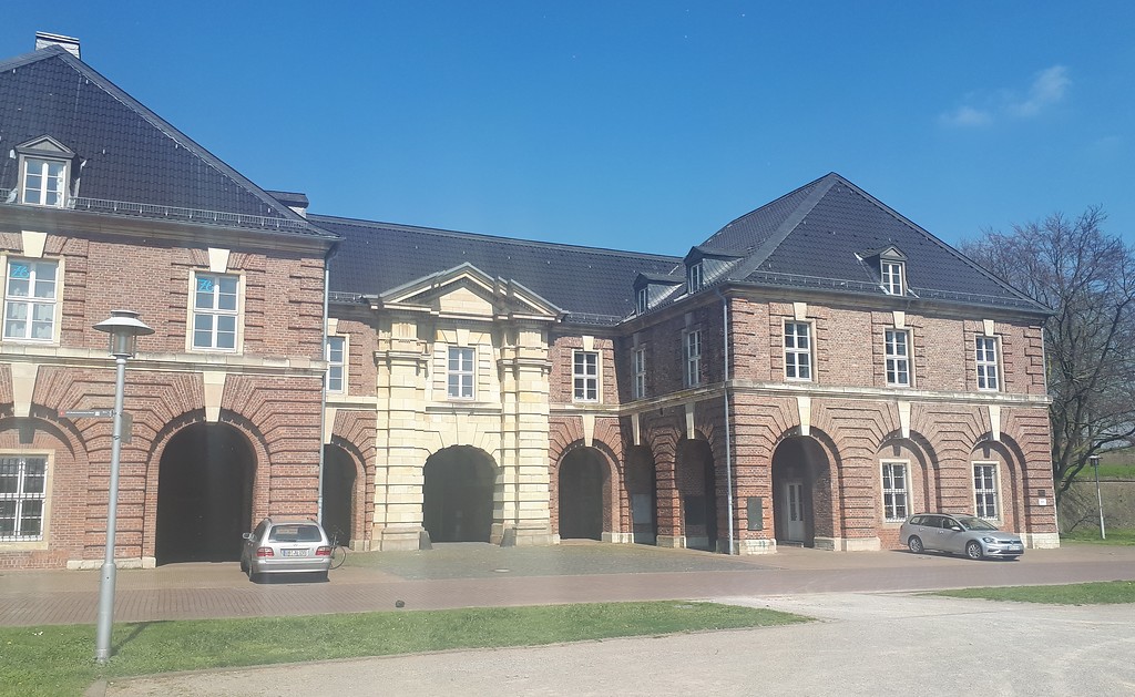 Blick auf das Haupttorgebäude der früheren Zitadelle Wesel, heute Teil des LVR-Niederrheinmuseums Wesel (2019).