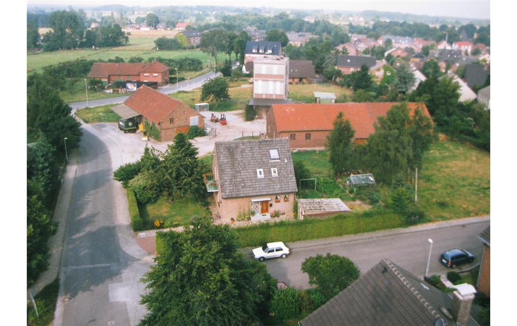 Aufnahme von einem Kran herunter auf die Gahlener Genossenschaft (1999). Man sieht einzelne Werksgebäude und Maschinen, aber auch die umliegenden Wohnhäuser.