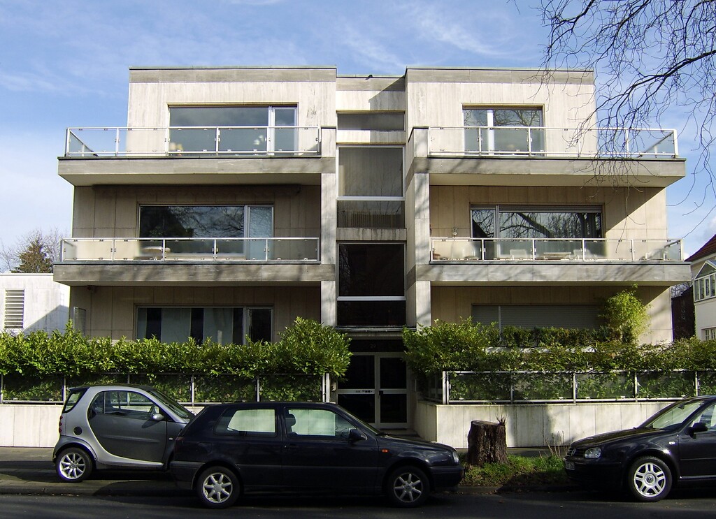 Das von dem Unternehmer und Rennfahrer Georg Loos (1943-2016) u.a. als Sitz seines Motorsportteams GELO genutzte Haus in der  Goethestraße 29a in Köln-Marienburg.