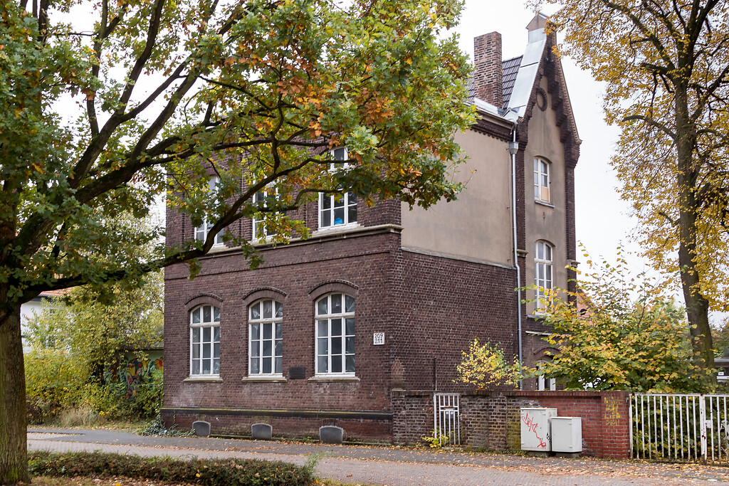 Das alte Schulhaus der Volksschule in Köln-Volkhoven (2016). Das Gebäude wurde am 1. Juli 1980 unter der Nummer 517 in die Liste der Kölner Baudenkmäler aufgenommen.
