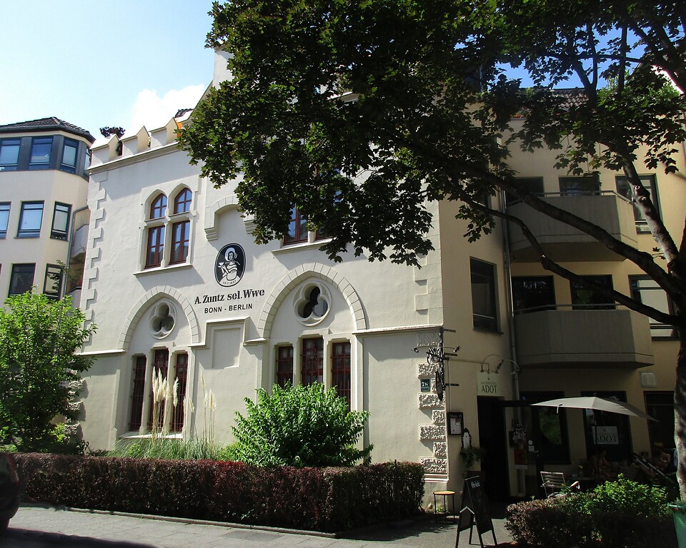Die noch erhaltene Fassade der einstigen Kaffeerösterei Zuntz ("A. Zuntz sel. Wwe.") in der Königstraße in der Bonner Südstadt (2022). Im Erdgeschoss des "Chateau Gothique" befindet sich heute das "Café Adot".