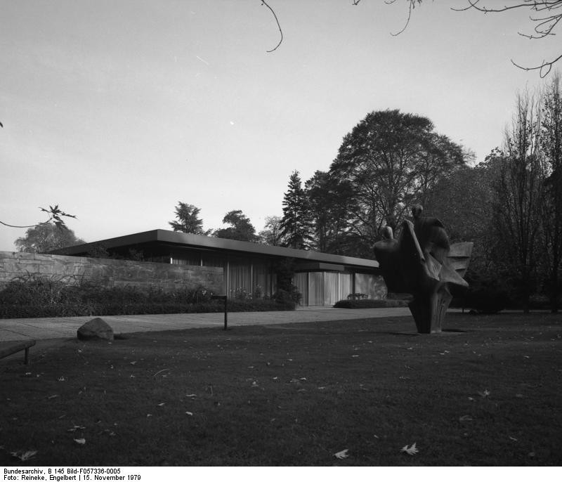 Außenansicht des Kanzlerbungalows am ehemaligen Bonner Sitz des Bundeskanzlers mit der Skulptur "Figurenbaum" von Bernhard Heiliger (1979)
