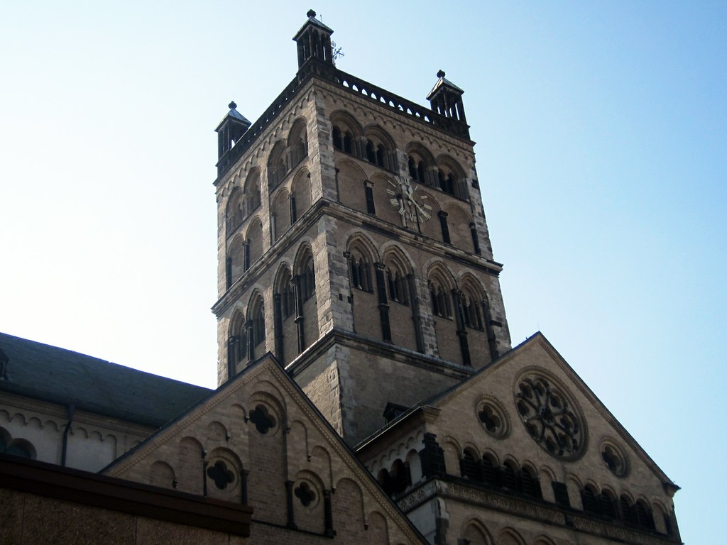 Westturm des Quirinus-Münsters in Neuss, ehemalige Kirche des Benediktinerinnenklosters und späteren Kanonissenstifts St. Quirin (2014)