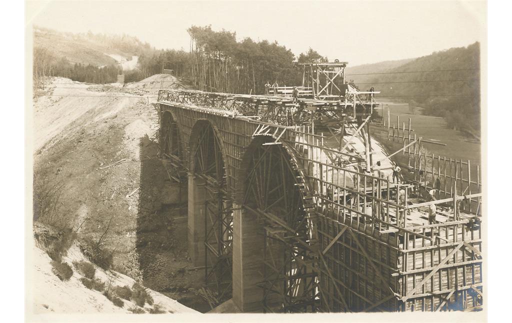 Ummigsbachtalbrücke, während der Bauzeit 1925-1927.