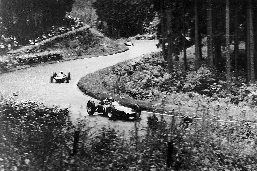 Historische Aufnahme einer Rennszene beim "Großen Preis von Deutschland" am 5. August 1962: Graham Hill (BRM) vor John Surtees (Lola) und Dan Gurney (Porsche) auf dem Nürburgring im Streckenabschnitt Hatzenbach.