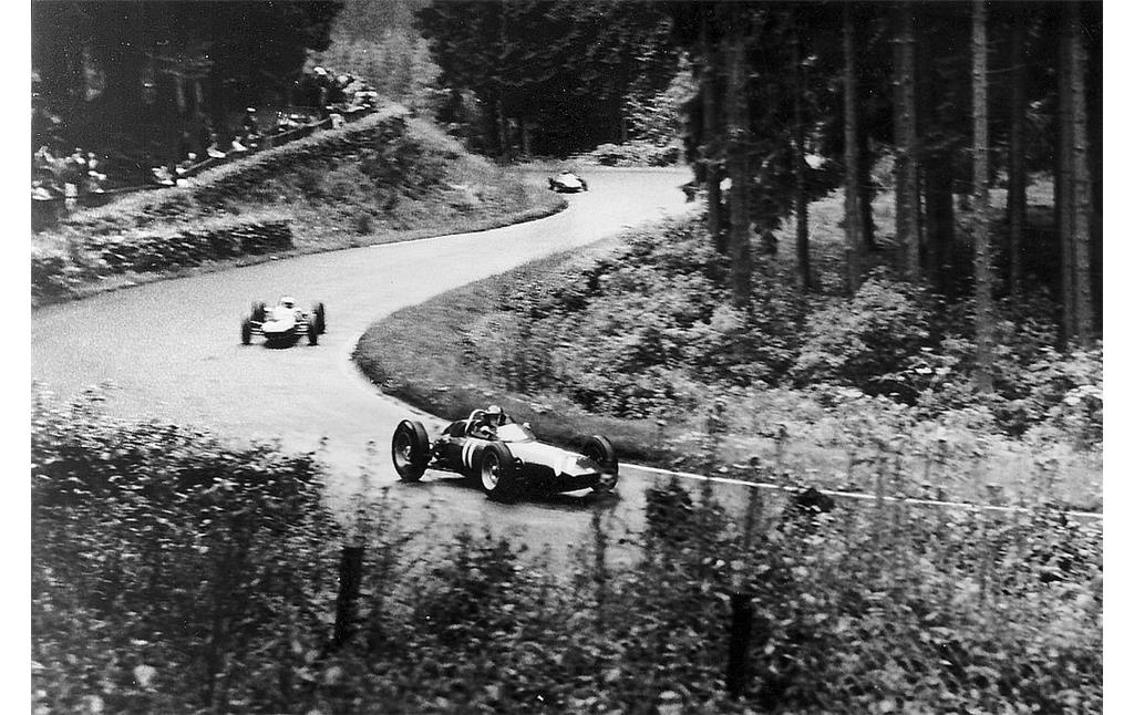 Historische Aufnahme einer Rennszene beim "Großen Preis von Deutschland" am 5. August 1962: Graham Hill (BRM) vor John Surtees (Lola) und Dan Gurney (Porsche) auf dem Nürburgring im Streckenabschnitt Hatzenbach.