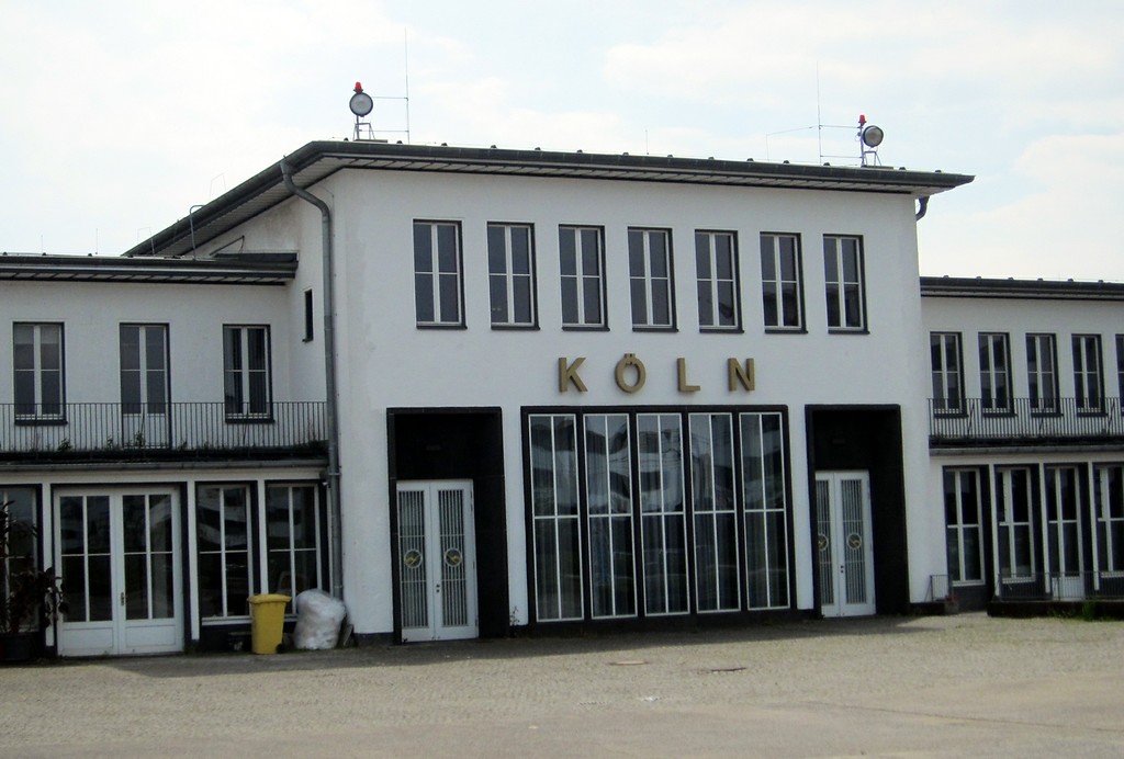 Das Empfangsgebäude des Flughafens Butzweilerhof in Köln-Ossendorf (2015).