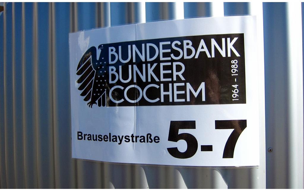 Hinweisschild am Eingang zum früheren Bundesbankbunker in der Brauselaystraße in Cochem-Cond (2015).