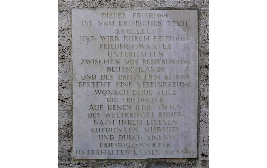 Inschriftentafel am Eingang des Britischen Ehrenfriedhofes auf dem Kölner Südfriedhof in Köln-Zollstock (2023).
