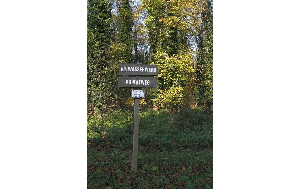 Hnweisschild mit der Aufschrift "Am Wasserwerk" am Bagelwald in Wesel (2014)