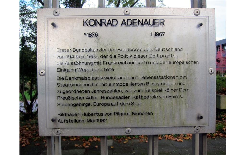 Hinweisschild auf den Adenauerkopf, den Porträtkopf des ersten Bundeskanzlers, Konrad Adenauer, geschaffen 1981/82 von Hubertus von Pilgrim, am Bundeskanzlerplatz vor dem ehemaligen Bundeskanzleramt in Bonn (2014).