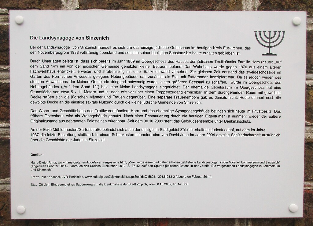 Informationstafel zur Geschichte der Landsynagoge Sinzenich am Eingang zu dem früheren Hornschen Anwesen in Zülpich-Sinzenich (2020).