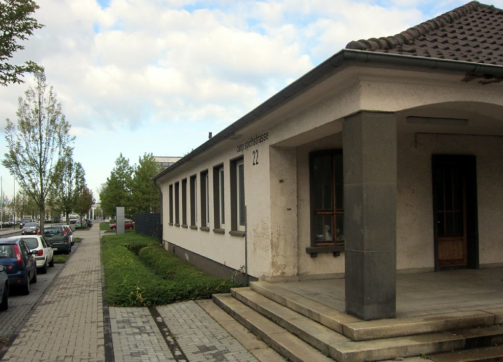 Ein weiter genutztes ehemaliges Militärgebäude der ehemaligen Kasernenanlage, heutiges Gewerbegebiet Camp Spich (2011).