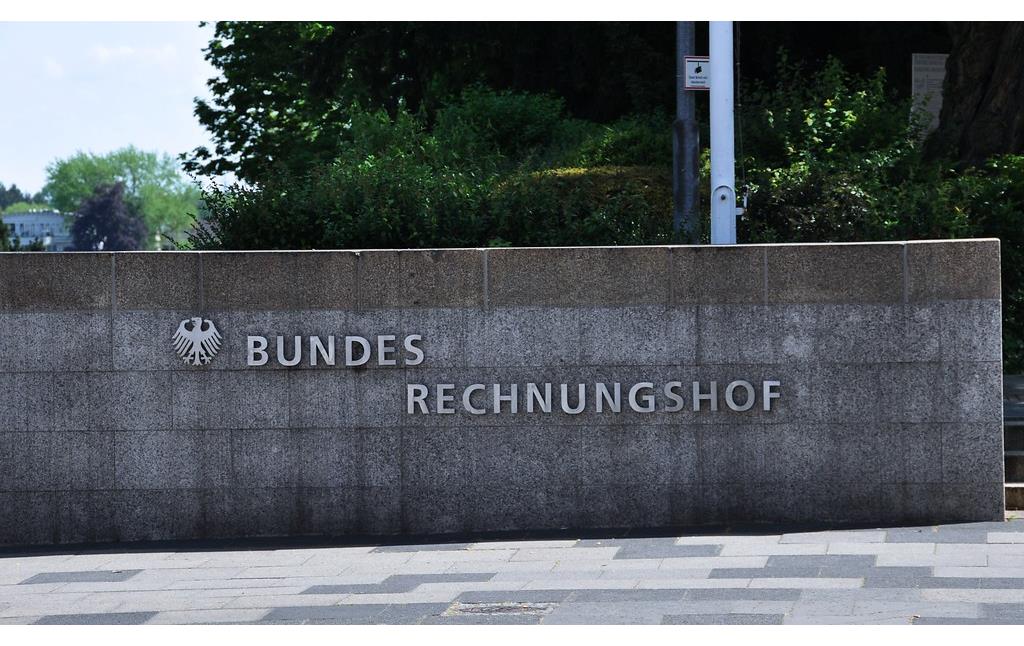 Neben dem Eingangsbereich des ehemaligen Bundespostministeriums in der Adenauerallee in Bonn weist ein Schriftzug auf den heutigen Nutzer des Gebäudekomplexes hin, den Bundesrechnungshof (2016).