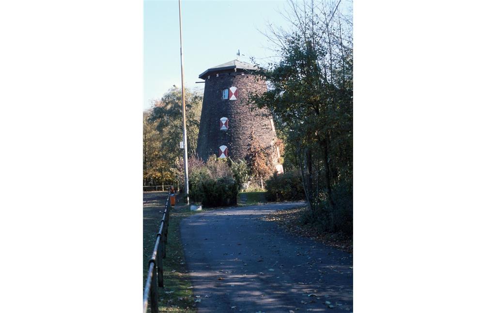 Die ehemalige Mühle am Rayener Berg (2003). Sie steht direkt neben einem Sportplatz am Bergweg in Neukirchen-Vluyn.
