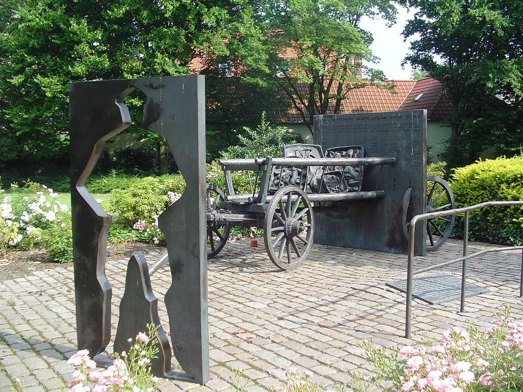 Das vom Dinslakener Künstler Alfred Grimm (*1943) geschaffene Mahnmal an die Opfer des Dinslakener jüdischen Waisenhauses von 1938 auf der in den heutigen Stadtpark integrierten früheren Fläche des Judenfriedhofs "am Doelen" in Dinslaken (2006)