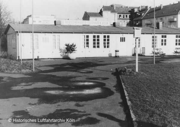 Betriebsgebäude des internationalen Hubschrauberflughafens Köln, von der Flugfeldseite aus gesehen (Aufnahme zwischen 1953 und 1966).