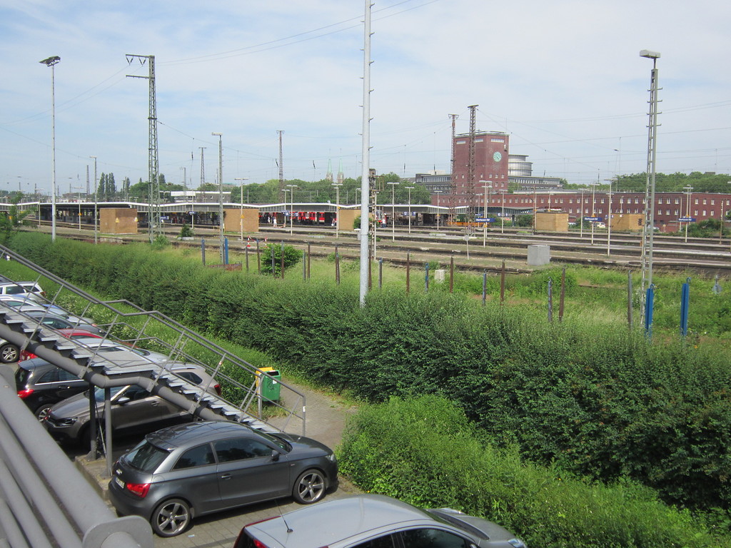 Oberhausen Hauptbahnhof, Blick über die Bahnsteige und das Empfangsgebäude (2016)