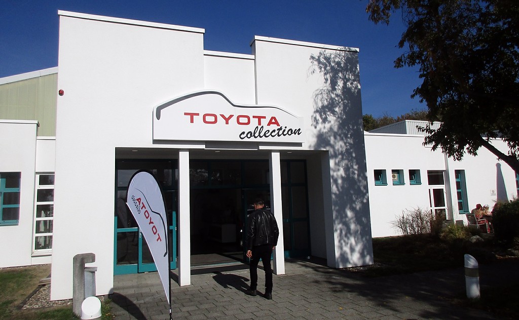 Eingang zum Gebäude der Fahrzeugausstellung "Toyota Collection" der Toyota Deutschland GmbH in Köln-Marsdorf (2018).