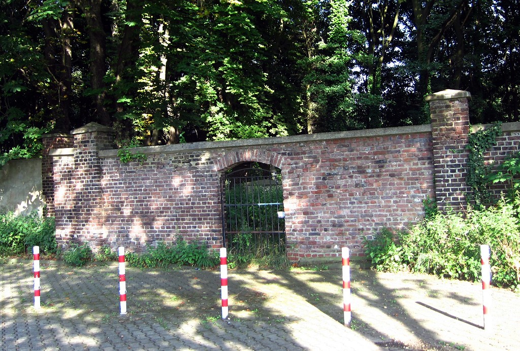 Friedhofsmauer und Eingang des jüdischen Friedhofs am Springborn in Köln-Mülheim (2013)