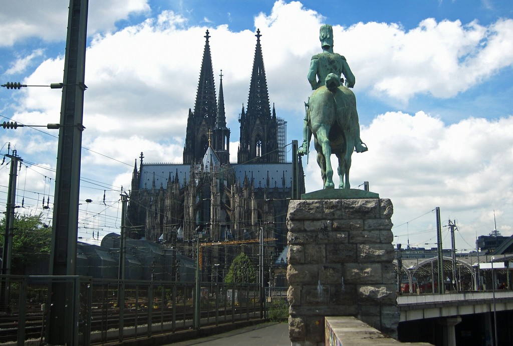 Rückansicht des Standbilds von Kaiser Friedrich III. vom dem Bildhauer Louis Tuaillon (1862-1919) im Nordwesten der Hohenzollernbrücke, dahinter der Kölner Dom (2015).
