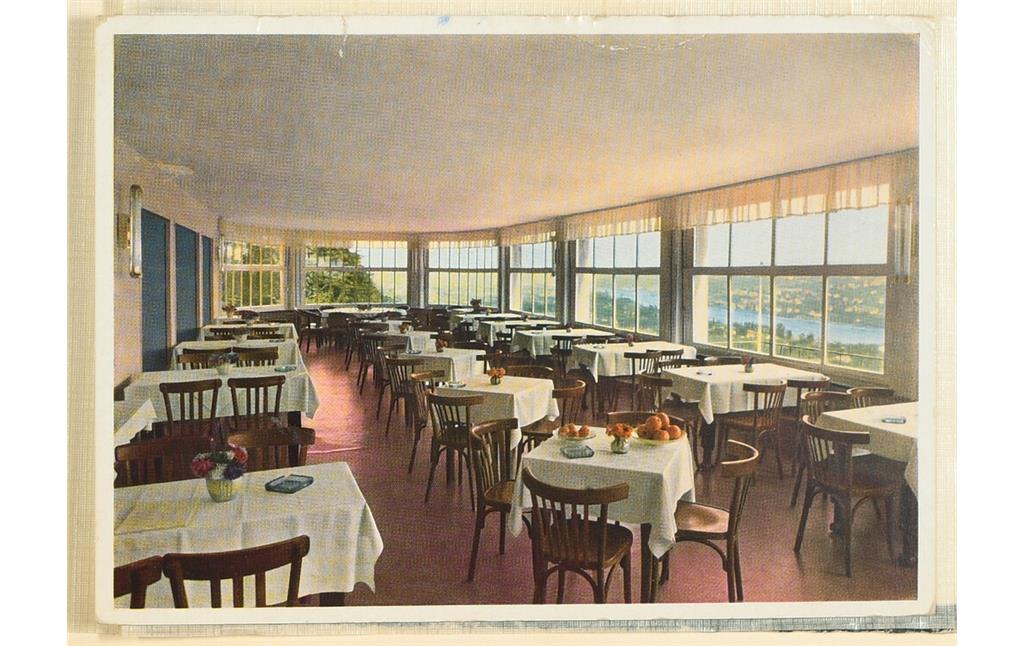 Historische (nachcolorierte) Fotografie mit einer Innenaufnahme des Gastraums im vorgelagerten niedrigen Gebäudeteil des Berghotels Rittersturz Koblenz (um 1960)
