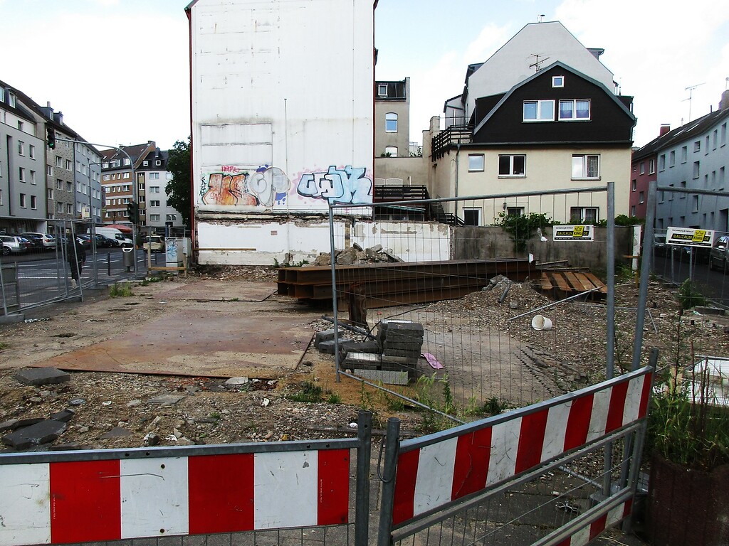 Das Areal der 2022 abgerissenen Tankstelle an der Ecke Frankfurter Straße 109 zur Dückergasse in Köln-Buchheim (2022).