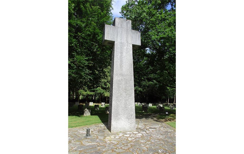 Vorderansicht des Gedenkkreuzes auf dem Soldatenfriedhof in Hürtgenwald-Hürtgen im Kreis Düren (2017)