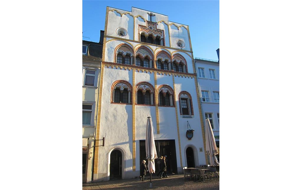 Die Fassade des Dreikönigenhauses in der Trierer Simeonstraße (2014).