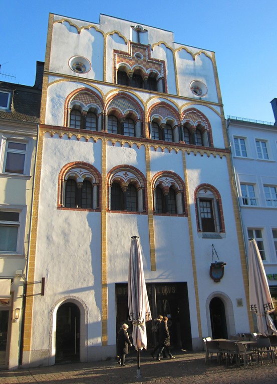 Die Fassade des Dreikönigenhauses in der Trierer Simeonstraße (2014).