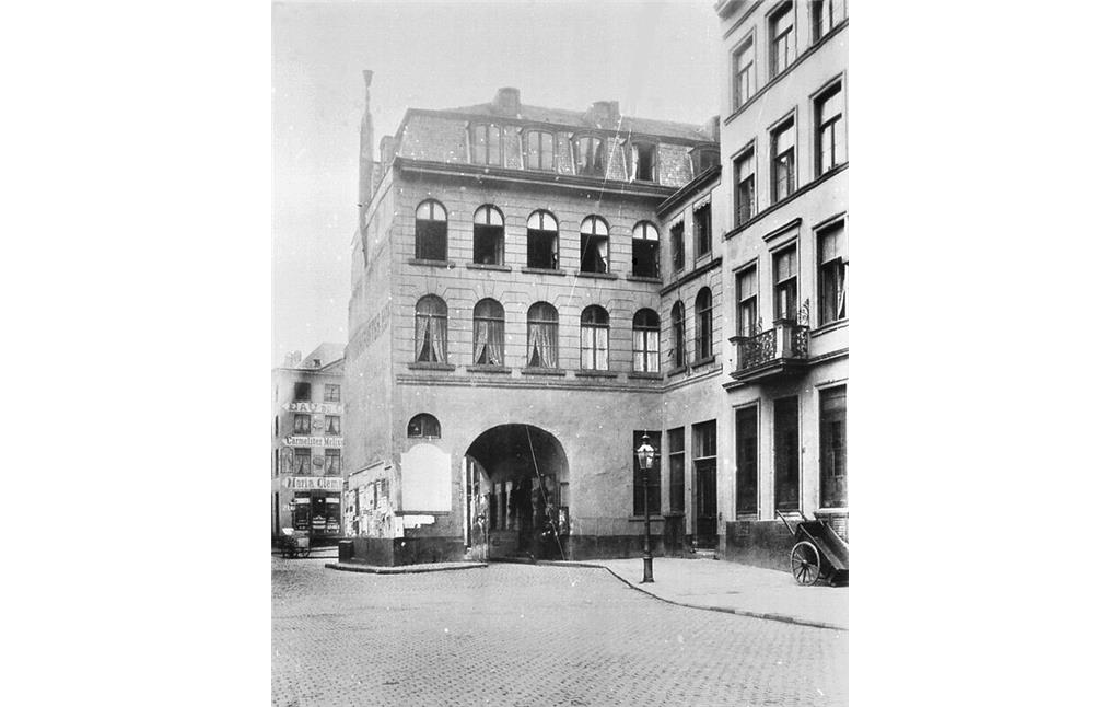 Historische Aufnahme (vor 1893): Blick von der Domplatte aus in Richtung Süden auf die "Hachtpforte", das frühere Gerichts- und Gefängnisgebäude Hacht mit seinem markanten Tordurchgang.
