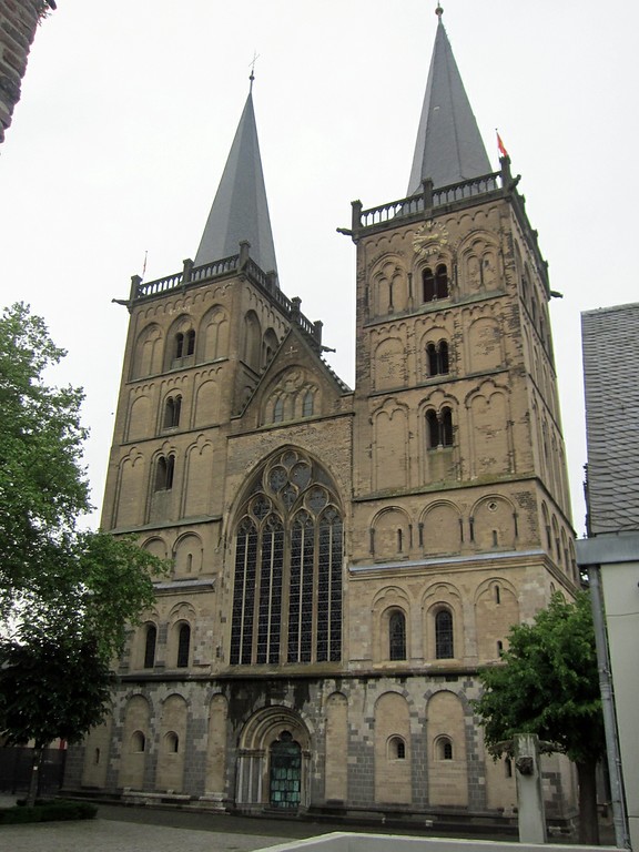 Kirchengebäude des ehemaligen Viktorstifts, des Kollegiatstifts St. Viktor in Xanten, aus südwestlicher Richtung (2013)