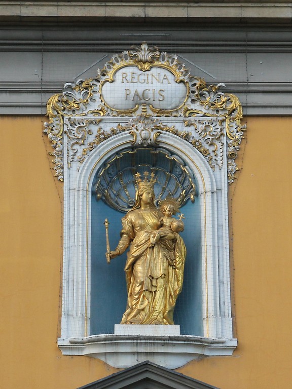 Statue der Regina Pacis von 1744, die sich zentral an der Hofgartenfassade des kurfürstlichen Schlosses in Bonn befindet (2013)