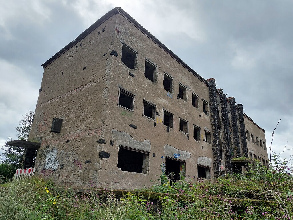 Die Westseite der Ruine der früheren Heimschule am Laacher See bei Nickenich (2021), zeitweise "Heimstätte für Mädchen" und durch eine V1-Einheit militärisch genutzt.
