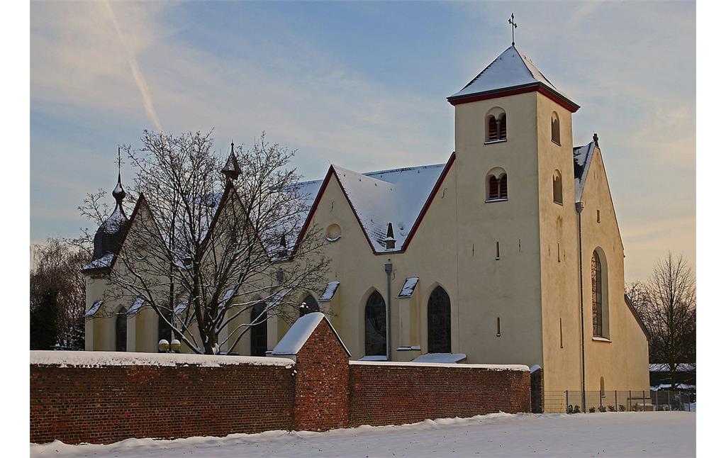 Die katholische Pfarrkirche Sankt Nikolaus, ehemalige Kirche des Augustiner-Chorherren- und -Chorfrauenstifts (später Prämonstratenserinnenkloster) in Köln-Dünnwald (2010).