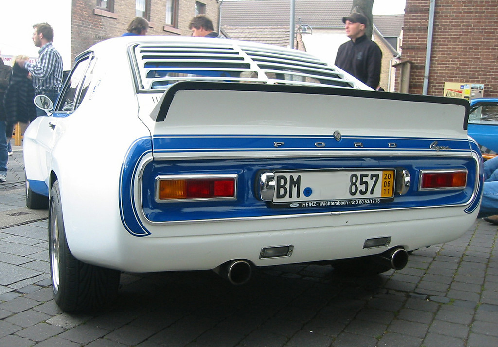 Ford-Personenkraftwagen des 1968-1973 auch in den Kölner Ford-Werken hergestellten Sportcoupés "Capri" (erste Generation) bei einer Oldtimer-Veranstaltung in Niederkassel (2011).