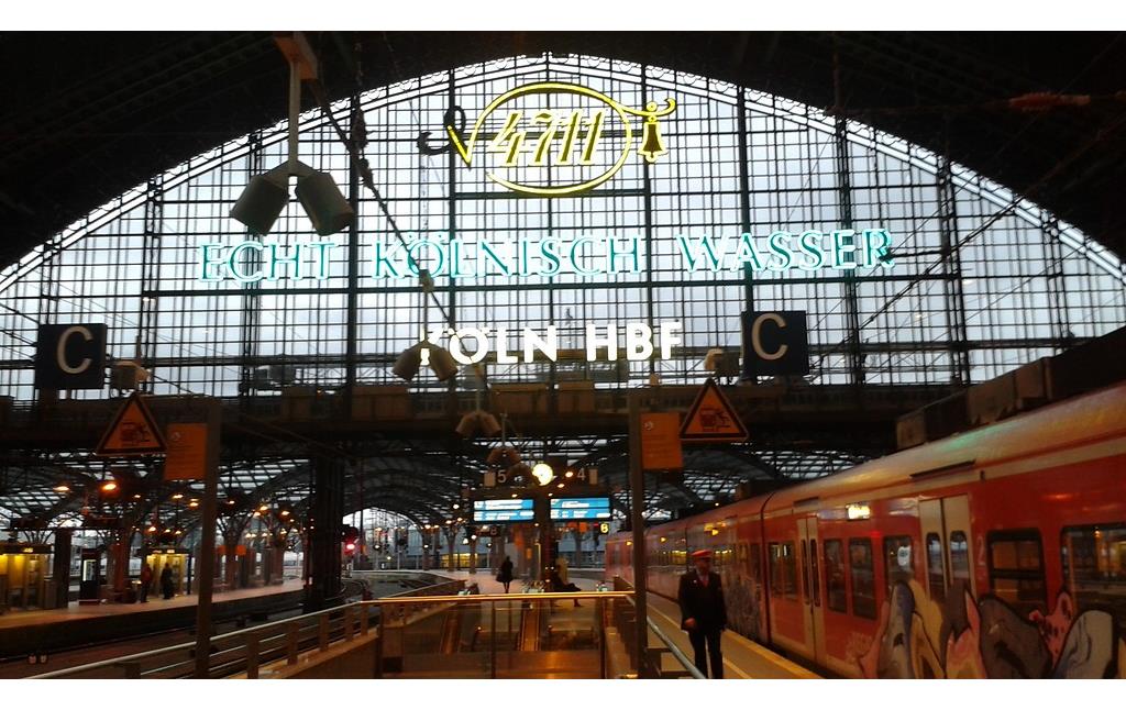 Leuchtstoffröhren-Reklame der Firma "4711": "Echt Kölnisch Wasser" im Gewölbe des Kölner Hauptbahnhofs (2019)