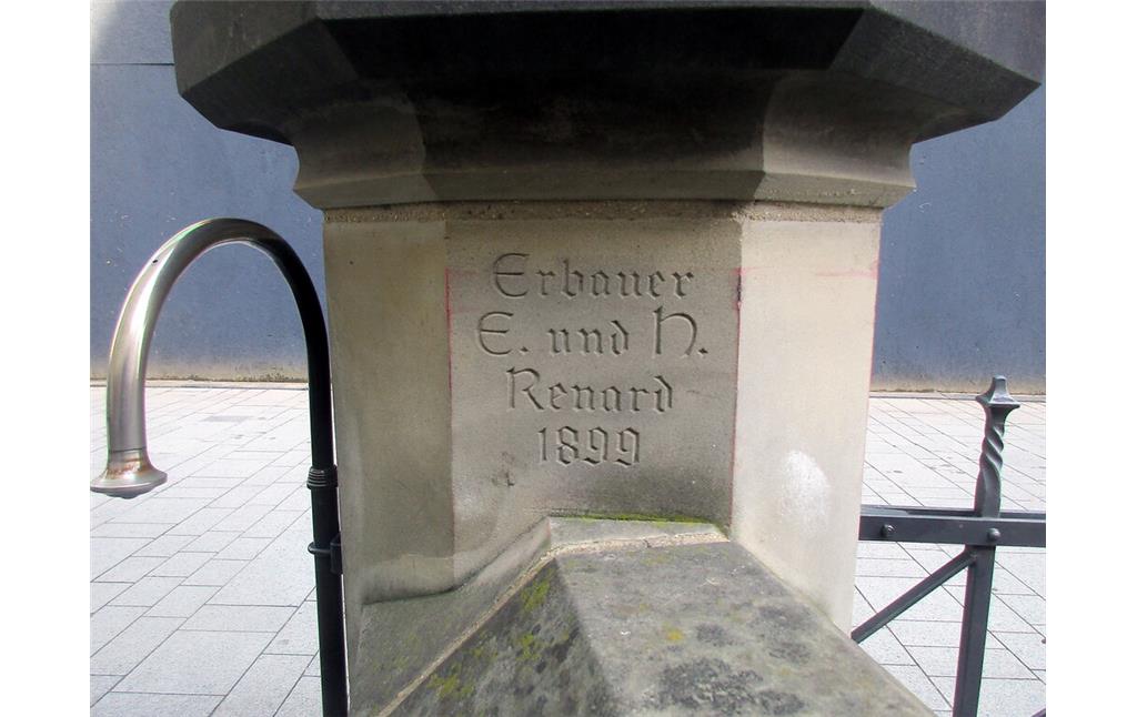 Heinzelmännchenbrunnen Köln (2020): Gravur der Erbauer Renard 1899.